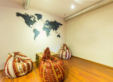 Fasulye torbası sandalyeli otel bekleme salonunda.