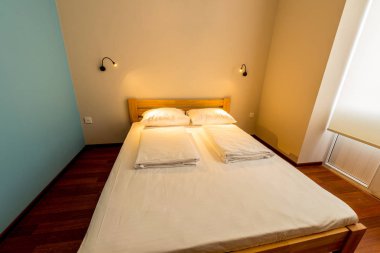 Otelde çift kişilik yatak.