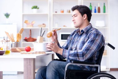 Engelli adam mutfakta çorba hazırlıyor.