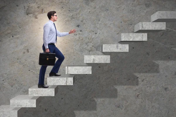 İş adamı iş dünyasında kariyer basamaklarını tırmanıyor