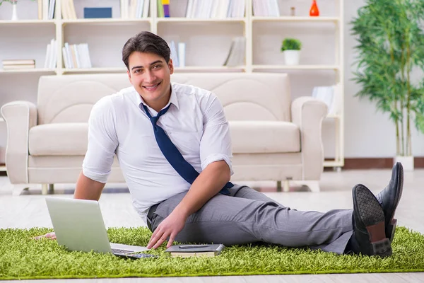 Empresário sentado no chão no escritório — Fotografia de Stock