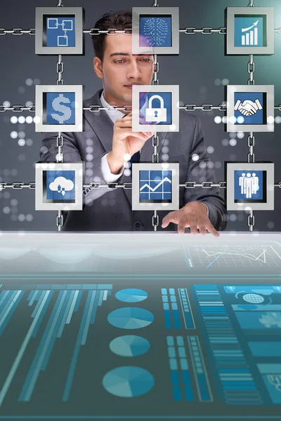 Engelleme zinciri kripto para birimi kavramında iş adamı