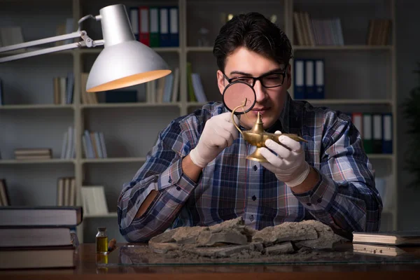 Arkeolog geç saatlere kadar ofiste çalışıyor.