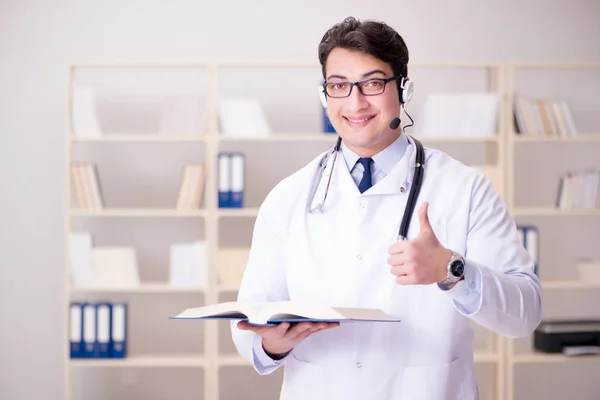 Joven doctor en concepto médico —  Fotos de Stock