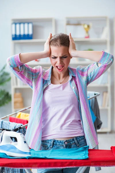 Mujer triste planchando ropa en casa — Foto de Stock