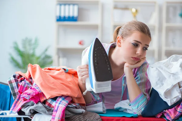 Mujer triste planchando ropa en casa — Foto de Stock