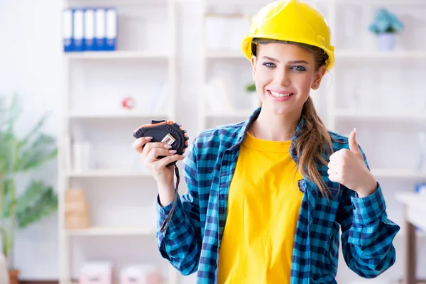 Mujer en taller con cinta métrica — Foto de Stock