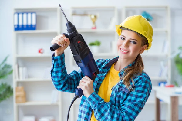 Vrouw in werkplaats met boorboor — Stockfoto