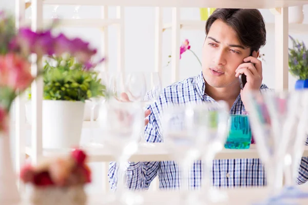 Mann kauft im Geschäft ein und ruft seine Frau an — Stockfoto