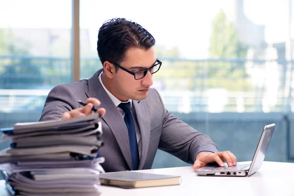 Uomo d'affari che lavora in ufficio — Foto Stock