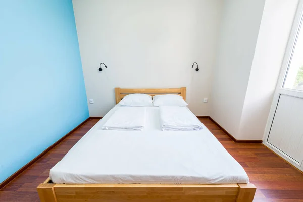Otelde çift kişilik yatak. — Stok fotoğraf