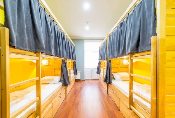 Asrama asrama tempat tidur diatur dalam kamar — Stok Foto