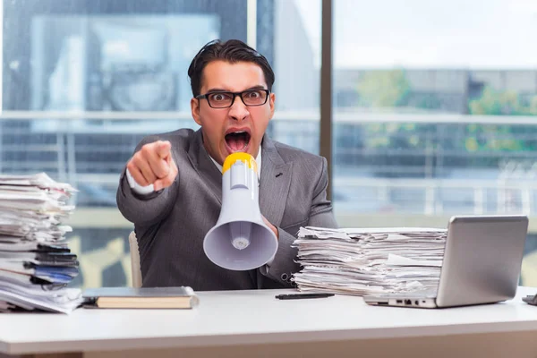 Hombre de negocios enojado con altavoz en la oficina —  Fotos de Stock