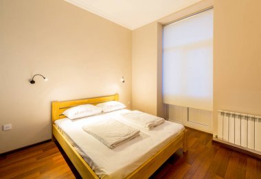 Otelde çift kişilik yatak.