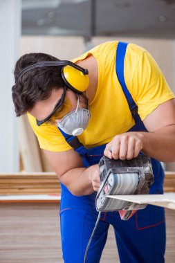 Marangoz atölyede çalışıyor.