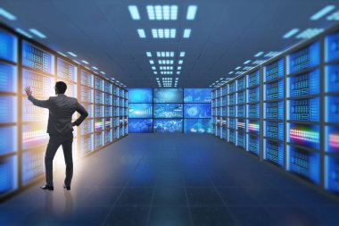 İş adamıyla büyük veri yönetimi kavramı