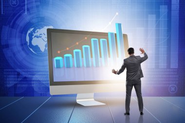 Grafiklerle ekonomi tahmini konseptinde iş adamı