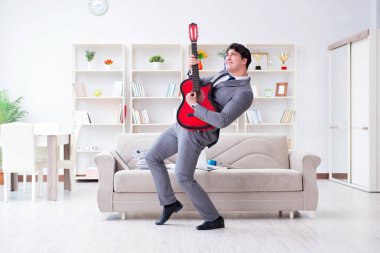 İş adamı tatile gidişini kutluyor