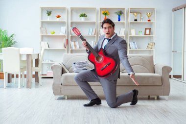 İş adamı tatile gidişini kutluyor