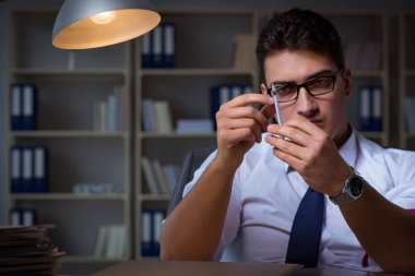 İşadamı uyuşturucudan geç saatlere kadar ofiste kalıyor.