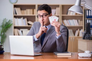 İşadamı işte kumar oynuyor.