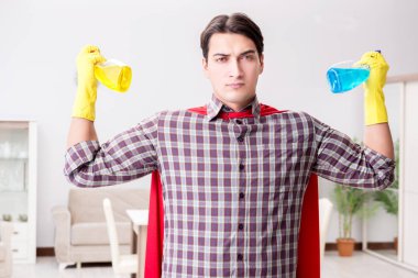 Süper kahraman temizlikçi ev işi yapıyor.