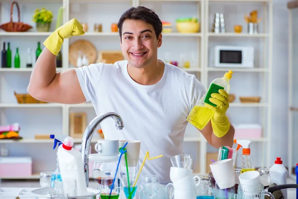 Bon mari qui lave la vaisselle à la maison — Photo