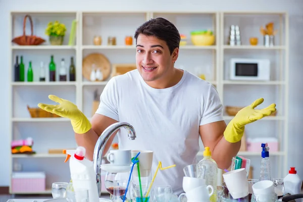 Man geniet van gerechten wassen klusjes thuis — Stockfoto