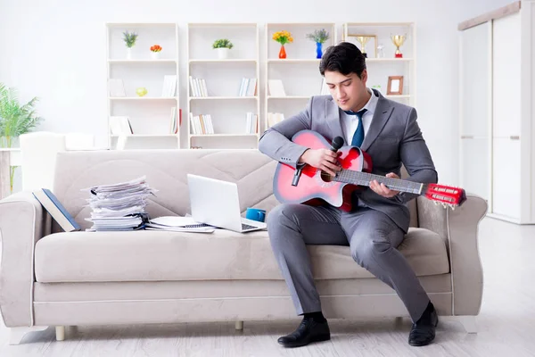 Empresario tocando la guitarra en casa — Foto de Stock