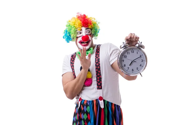 Grappige clown met een wekker geïsoleerd op witte achtergrond — Stockfoto