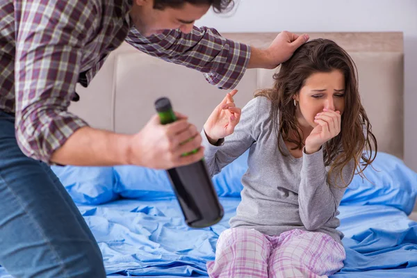 Concepto de violencia doméstica en una discusión familiar con alcoho borracho — Foto de Stock