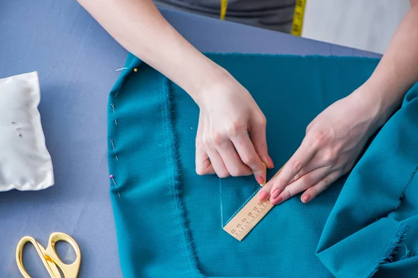 Femme tailleur travaillant sur un vêtement couture couture mesure fa — Photo