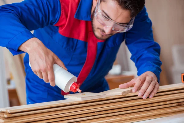 Yooung marangoz boyayla uğraşıyor.