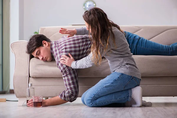 Beber problema bêbado marido homem em um conceito de família jovem — Fotografia de Stock