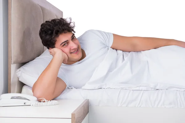 Homem na cama sofrendo de insônia — Fotografia de Stock