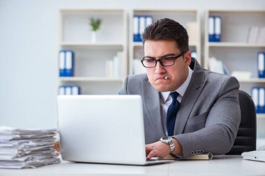 İşadamı ofisinde sigara içiyor.