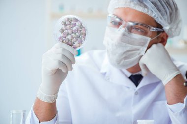 Laboratuvarda parfüm karıştıran bir kimyager.