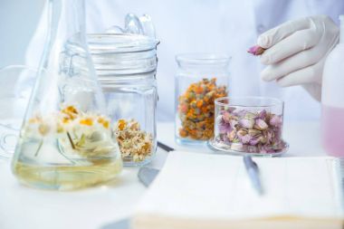 Laboratuvarda parfüm karıştıran bir kimyager.