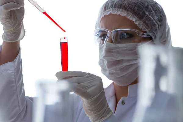Kobieta naukowiec prowadzący eksperyment w labora — Zdjęcie stockowe