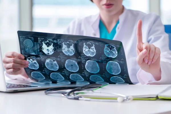 Doctor examining MRI image in hospital — Stock Photo, Image