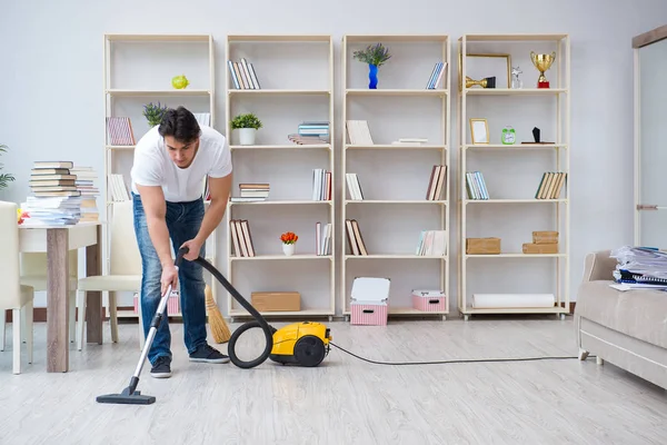 Homem fazendo limpeza em casa — Fotografia de Stock