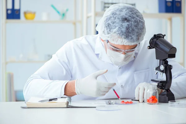 Médico testando novos medicamentos para fins médicos — Fotografia de Stock