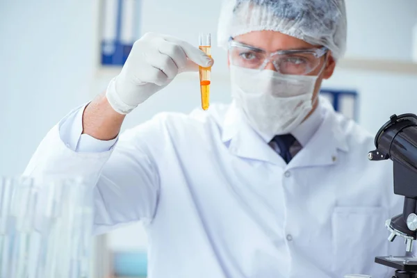 Läkare testa patienter urin för medicinska ändamål — Stockfoto