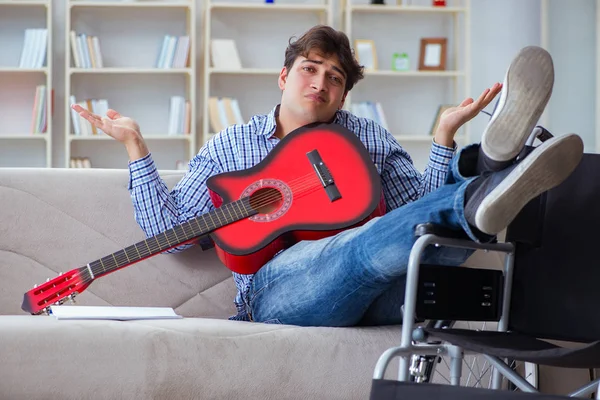 在家弹吉他的残疾人 — 图库照片