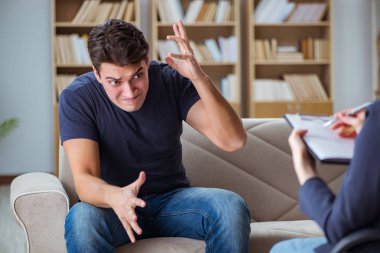 Hasta muayene için psikiyatriste gidiyor.