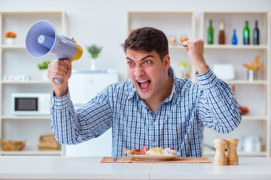 Hoparlörlü koca karısına bağırıyor.