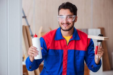 Yooung marangoz boyayla uğraşıyor.