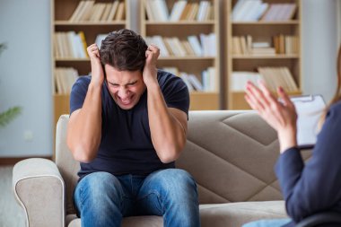 Hasta muayene için psikiyatriste gidiyor.