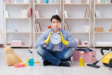 Adam evi temizliyor.