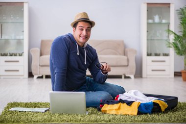 Tatil gezisini haritayla planlayan adam